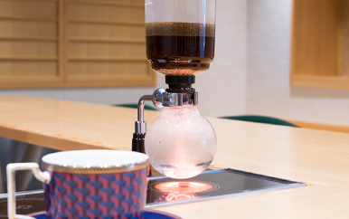 豆選びから抽出までこだわったコーヒー、軽食をお楽しみください